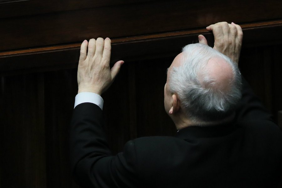 New York Times ocenia, że nowelizacja ustawy o Sądzie Najwyższym to wycofanie się PiS z konfliktu z Unią Europejską tuż przed wyborami.