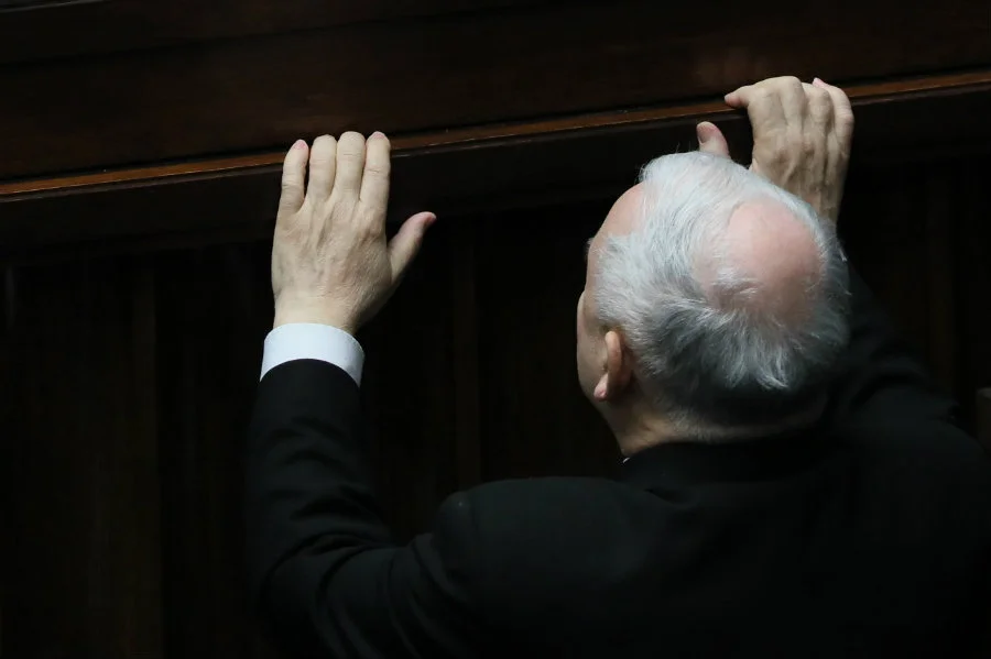 New York Times ocenia, że nowelizacja ustawy o Sądzie Najwyższym to wycofanie się PiS z konfliktu z Unią Europejską tuż przed wyborami.
