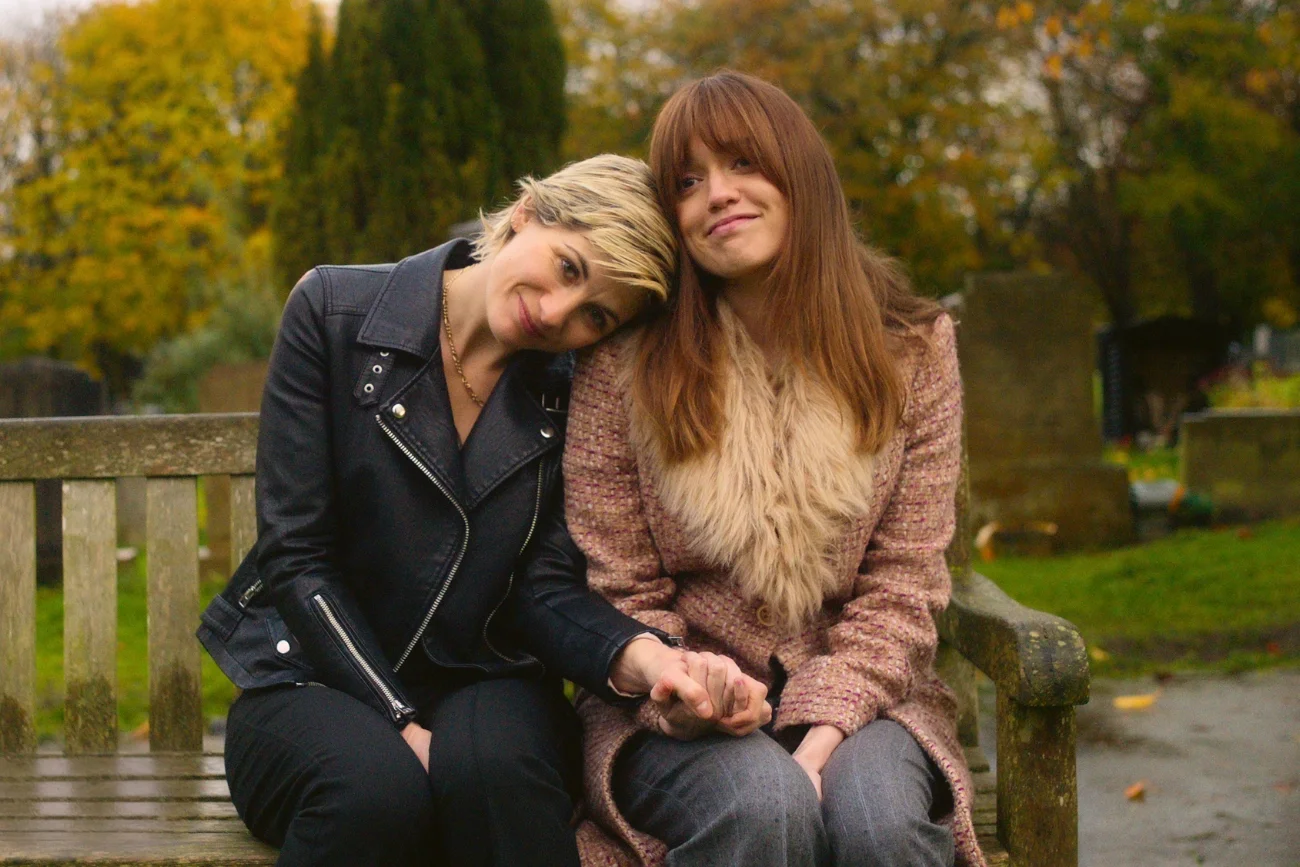 Jodie Whittaker i Aimee Lou Wood w serialu "Toksyczne miasto"