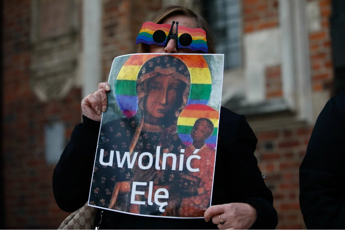 Demonstracja w obronie Elżbiety Podleśnej na krakowskim Rynku Głównym. Jest autorką obrazu Matki Boskiej z tęczową aureolą.
