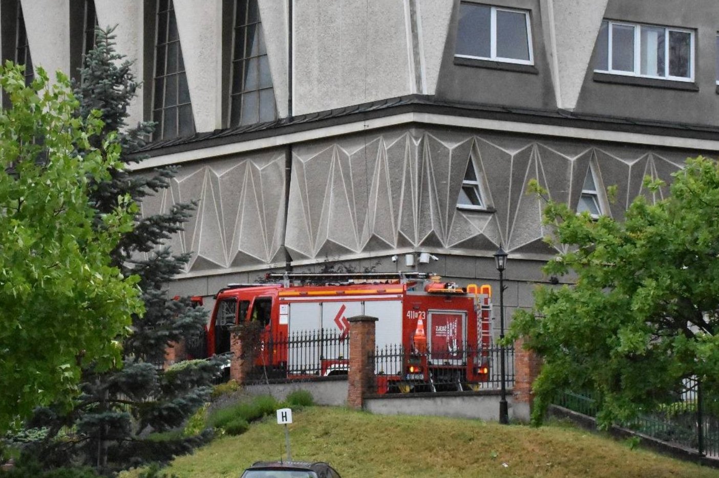 Pilna ewakuacja 500 osób podczas mszy. Wichura zerwała dach kościoła w Małopolsce