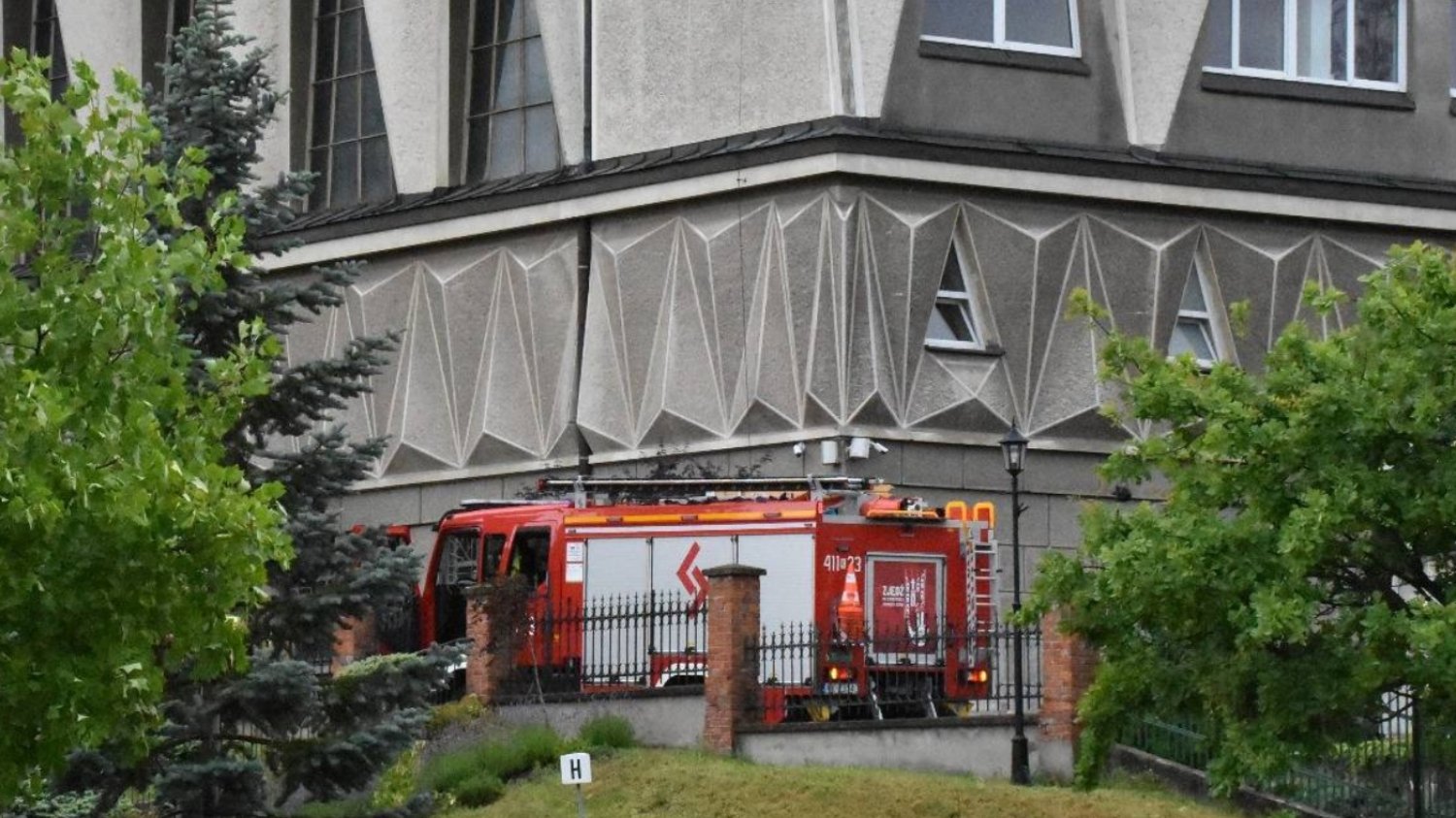 Pilna ewakuacja 500 osób. Wichura zerwała dach kościoła w Małopolsce Wichura zerwała dach z kościoła w Brzesku