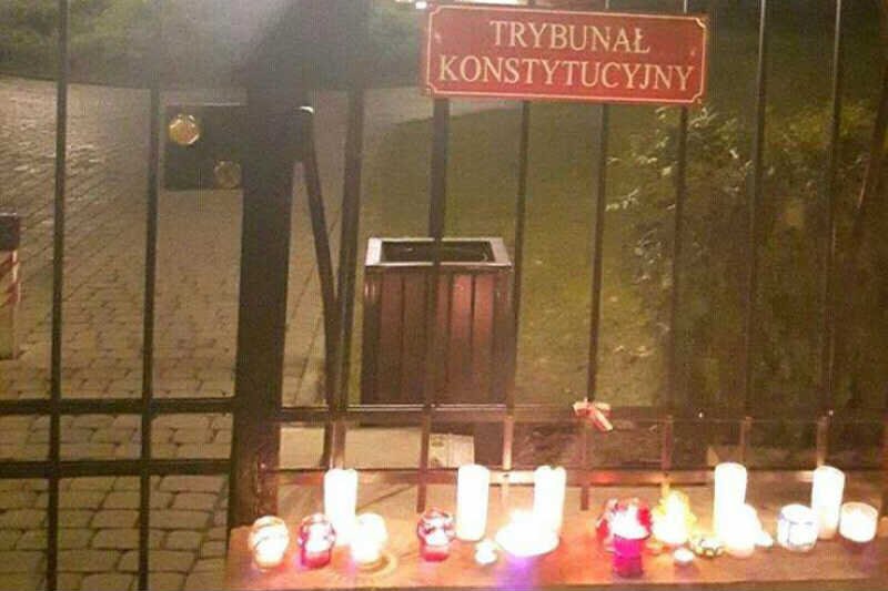 Przed siedzibą Trybunału Konstytucyjnego pojawiają się znicze.