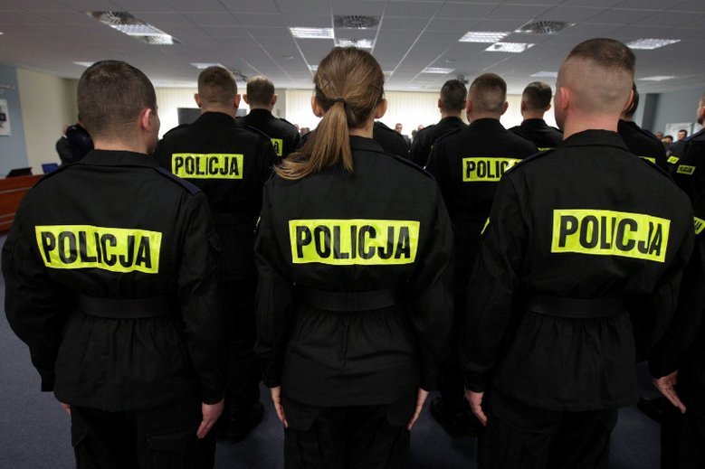 Byli funkcjonariusze wrocławskiej policji stanęli przed sądem za to, że skrzywdzili 82-letnią kobietę podczas interwencji w Biedronce.