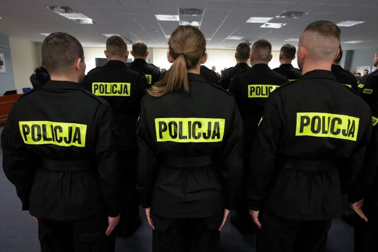 Byli funkcjonariusze wrocławskiej policji stanęli przed sądem za to, że skrzywdzili 82-letnią kobietę podczas interwencji w Biedronce.