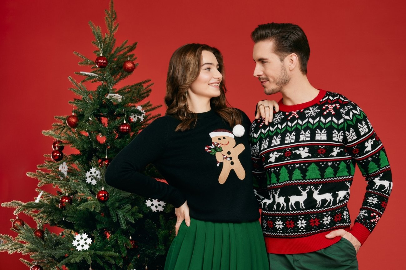 W związku z tegorocznymi Świętami sklep Amazon, największy na świecie serwis e-commerce, ułatwi Ci zakupy dzięki kolekcji świątecznych bluz i swetrów, e-kartom podarunkowym oraz internetowej wyszukiwarce prezentów Świąteczny Niezbędnik