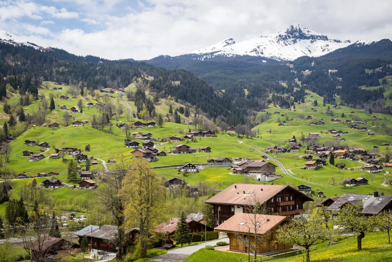 Widok na wioskę w dolinie w miejscowości Interlaken