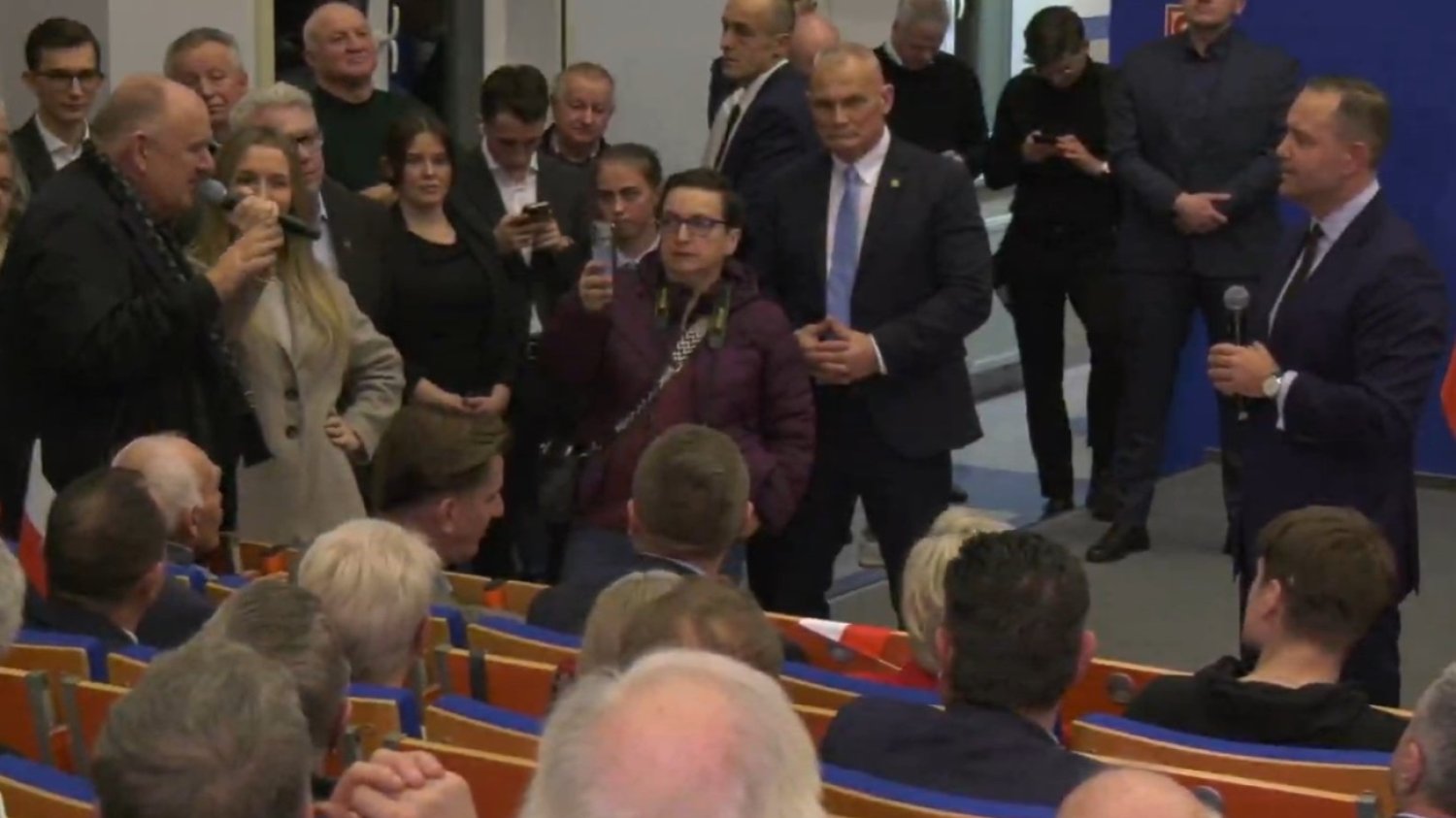 Ksiądz dał radę Nawrockiemu. Powiedział kandydatowi PiS co ma zrobić gdy spotka prof. Dudka. Nawrocki na spotkaniu z wyborcami w Ciechanowie usłyszał cenną radę. Ksiądz powiedział mu, co ma zrobić, gdy spotka prof. Dudka.