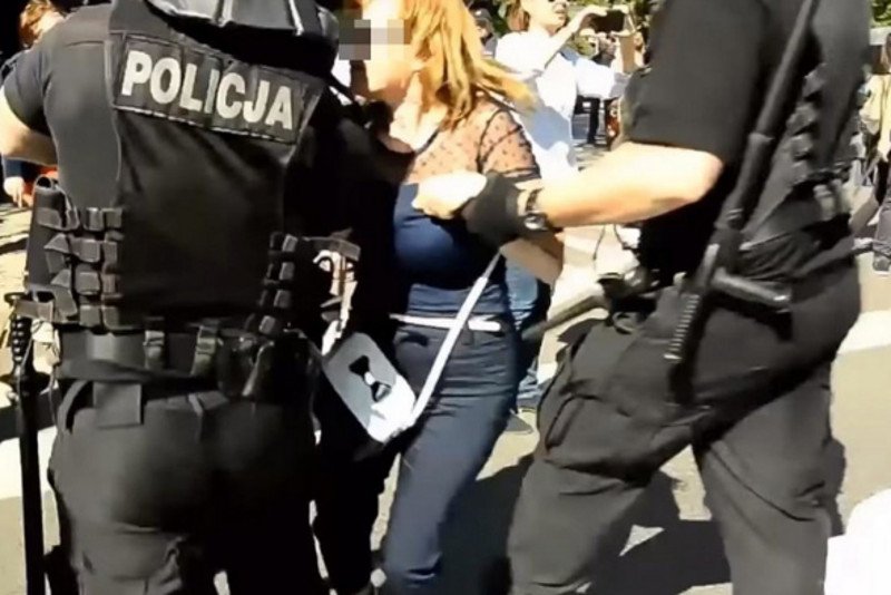 Policjanci usunęli Annę. Kobieta ma złamaną rękę.
