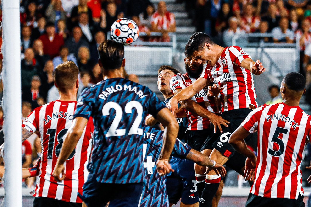 Za chwilę wpadnie gol na 2:0 dla Brentford. Piłkarze Arsenalu tylko przyglądali się trafieniu gospodarzy