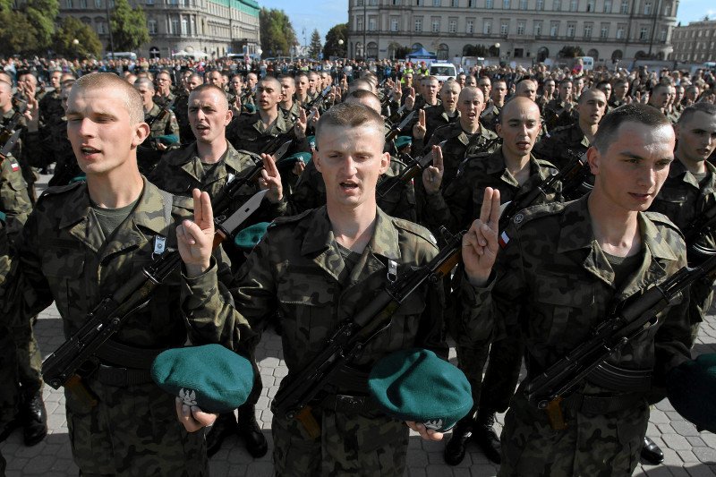 Żołnierz to nowy informatyk? Wojsko potrzebuje specjalistów i daje pewną pracę, a płaci już na pierwszym roku