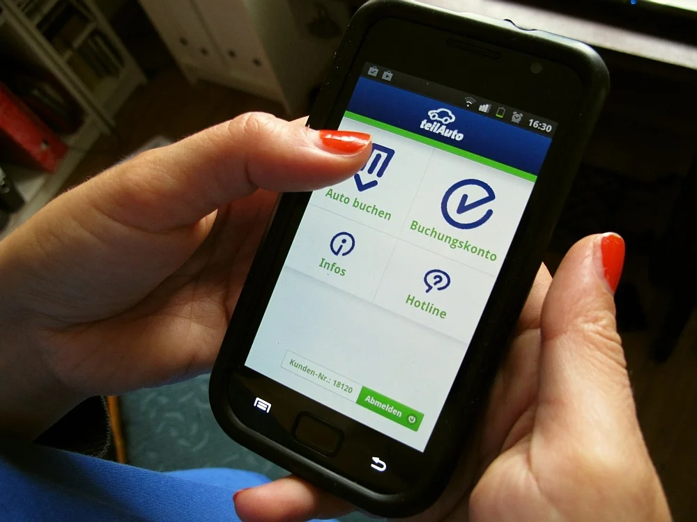 Dostępność samochodu w systemie teilAuto można sprawdzić za pomocą smartfonowej aplikacji.