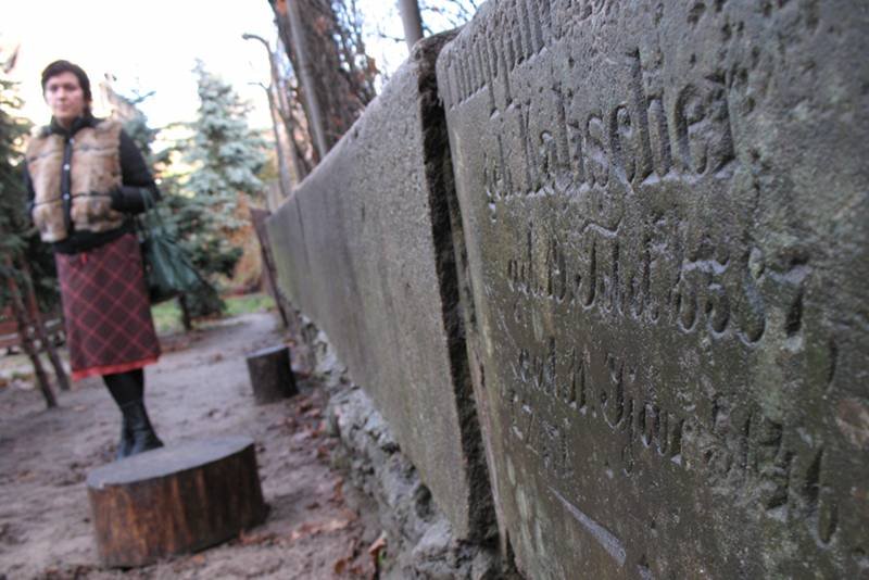 Macewy, czyli żydowskie nagrobki wstawiono w mur przedszkola w Poznaniu.