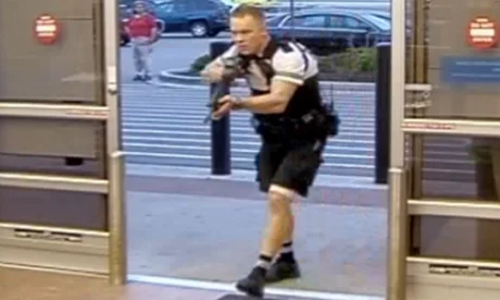 Interweniujący policjant, który zastrzelił Johna Crawforda...