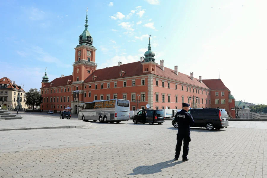 Plac Zamkowy w dzień rocznicy obchodów parlamentaryzmu jest kompletnie pusty. W tle autokary z delegacjami polityków.