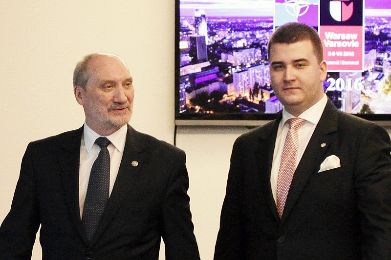 Antoniemu Macierewiczowi kolejny raz udało się obronić swojego 26-letniego pupila Bartłomieja Misiewicza.