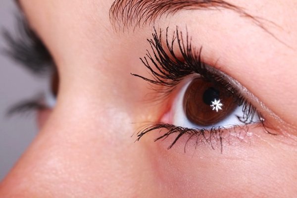 Dzięki przeszczepieniu komórek macierzystych rąbka rogówki, osoby z poparzeniami oczu odzyskują wzrok.