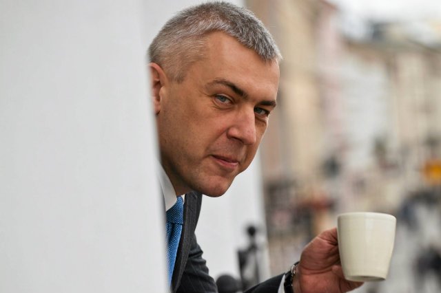 Roman Giertych postanowił odnieść się na Twitterze do wypadku Jacka Kurskiego, który wracał z festiwalu w Opolu.