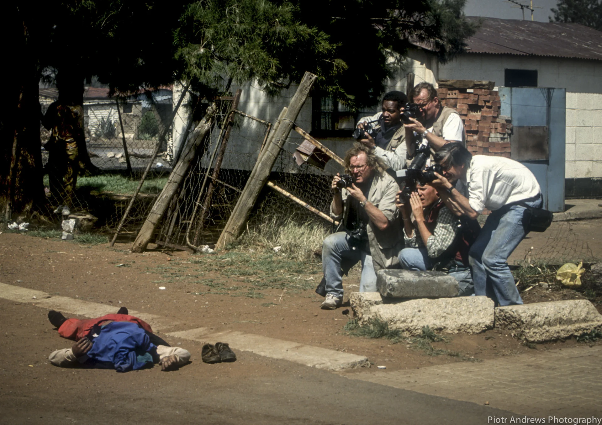 Grupa fotografów robi zdjęcie zabitego bojownika ANC. Mężczyzna zginął w tym samym miejscu, w którym kule dosięgły dzień wcześniej Kena Oosterbroeka.