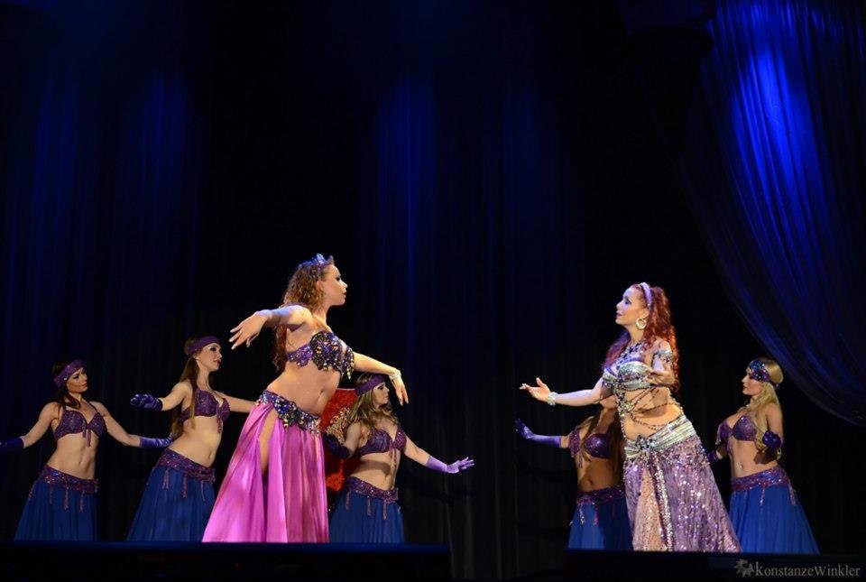 Jamilah (po lewej) w rewii Bellydance Evolution w duecie z Jilliną