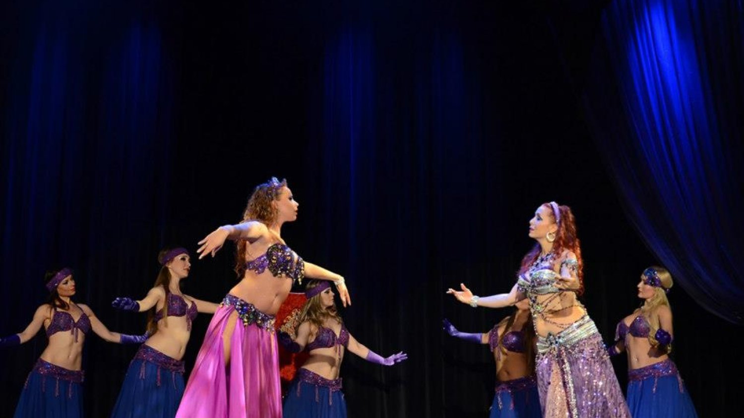 Jamilah (po lewej) w rewii Bellydance Evolution w duecie z Jilliną