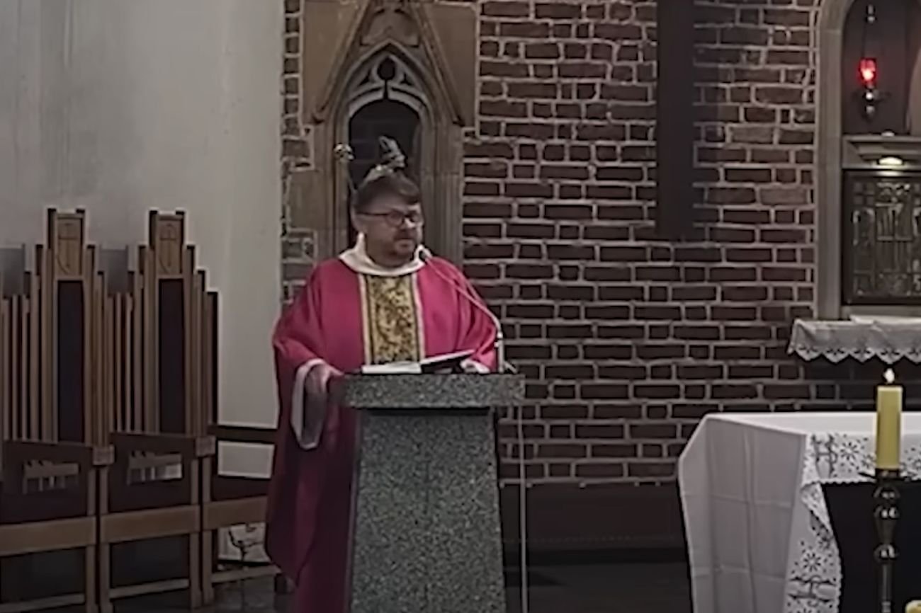 Ojciec Marcin Mogielski podczas kazania w kościele św. Wojciecha we Wrocławiu.