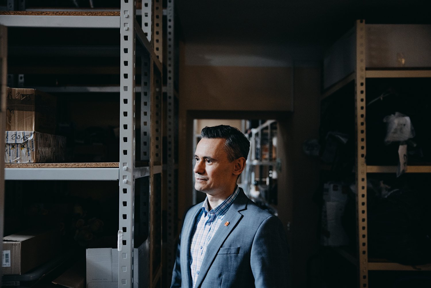 Arkadiusz Rączkowski z warszawskiego Biura rzeczy znalezionych