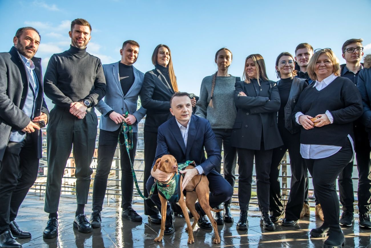 Łukasz Gibała (pozuje z psem) wprowadzi 7 członków do krakowskiej rady miasta