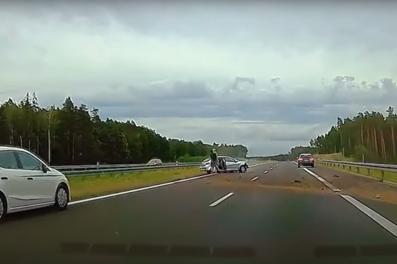 "Gońcie go, błagam, on odjechał!". Policja namierzyła pirata z S7