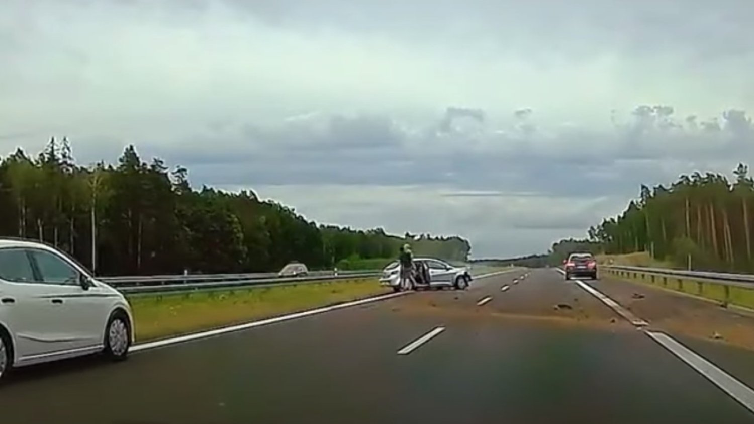 "Gońcie go, błagam, on odjechał!". Policja namierzyła pirata z S7