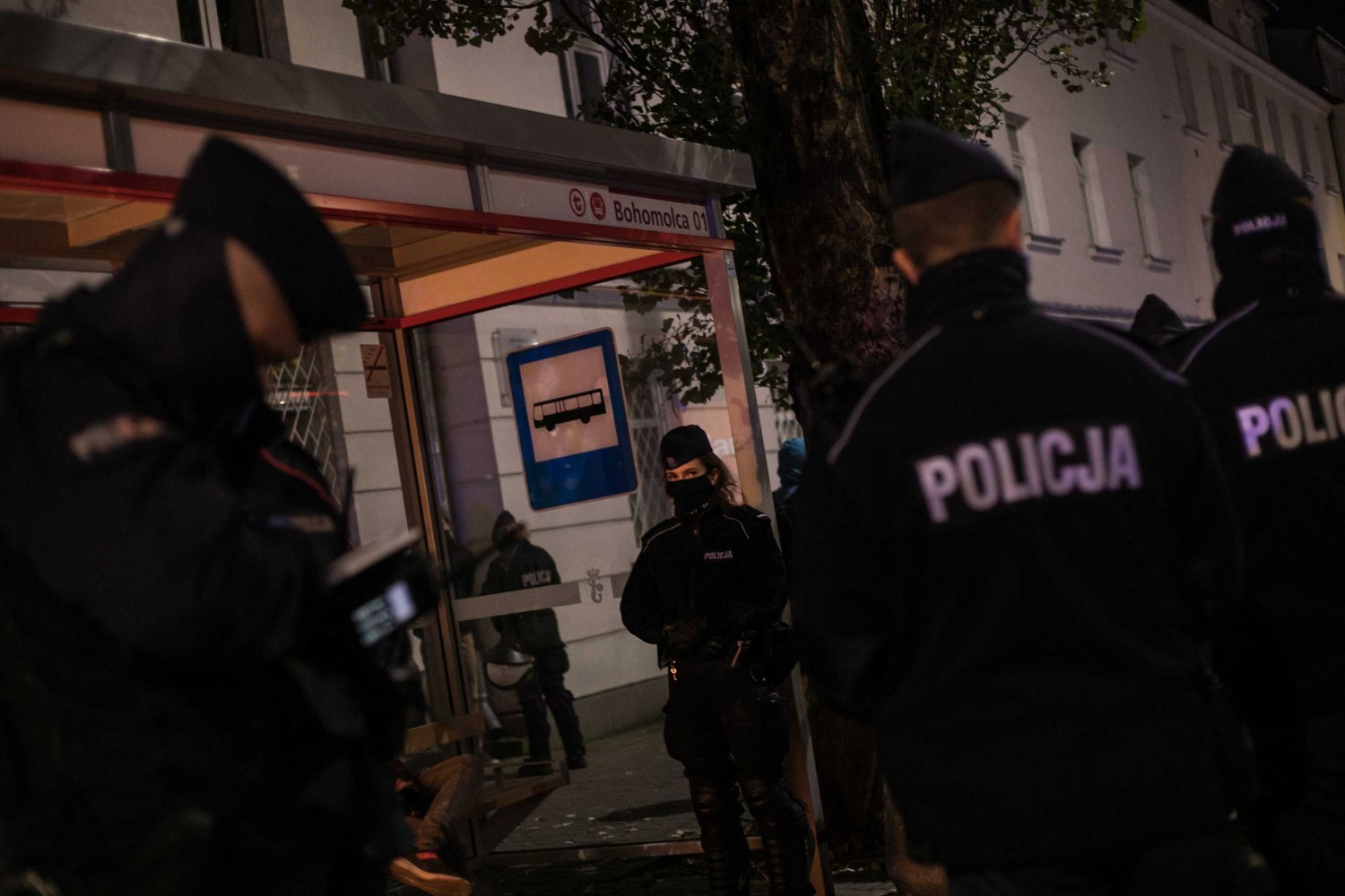 Aktywiści związani z opozycją są ścigani przez policję za umieszczenie litery R.