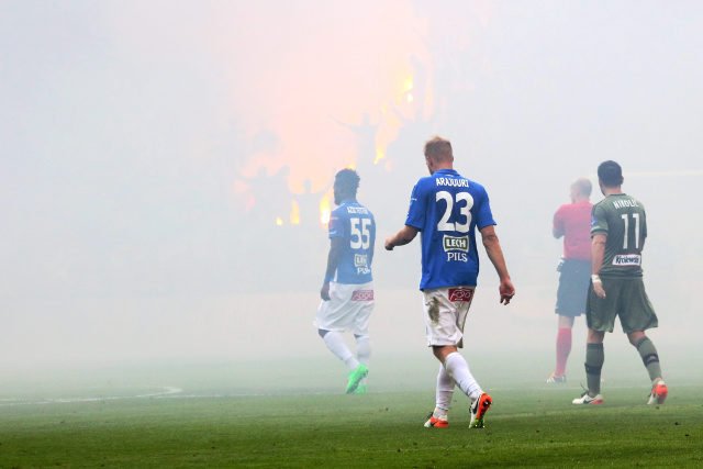 Momentami na stadionie było siwo od dymu z rac