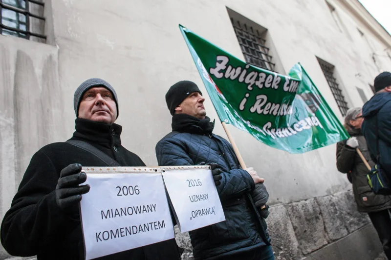 Wprowadzeniu tzw. ustawy dezubekizacyjnej towarzyszyły protesty byłych mundurowych. Wkrótce sprawą zajmie się Trybunał Konstytucyjny.