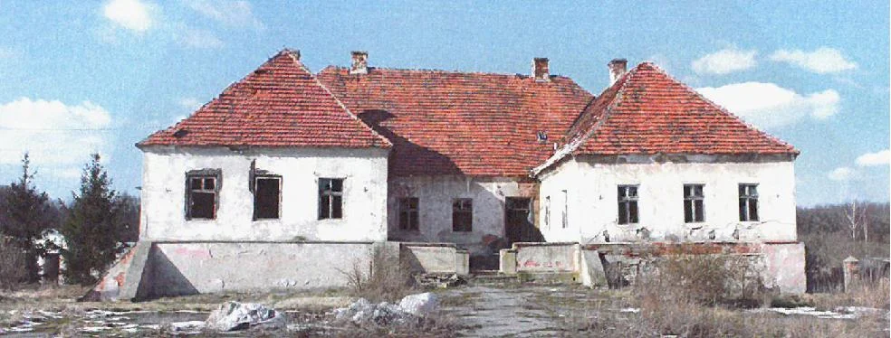 Szejkowie mieli kupić wiele dworów i pałaców. Choć cena wywoławcza jest niska to nikt się nie kwapi do kupna (na zdjęciu dworek w Jastrzębcu w woj. dolnośląskim)