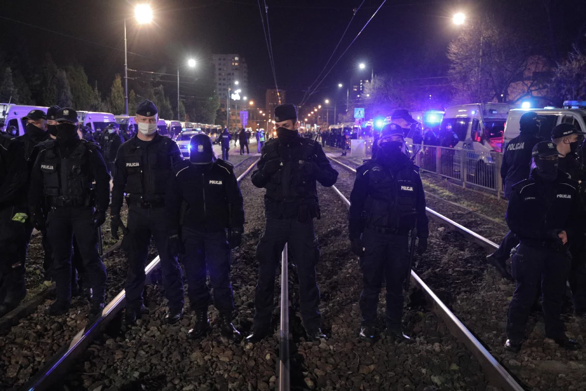 Po wyroku TK ws. aborcji protestujący zebrali się pod siedzibą PiS na Nowogrodzkiej. Następnie ruszyli pod dom Jarosława Kaczyńskiego na Żoliborz.