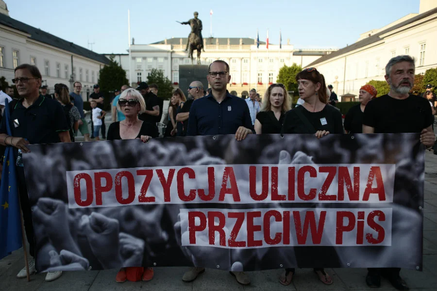 Najbliższa "czarna procesja" odbędzie się 26 września o godz. 18 w Warszawie.
