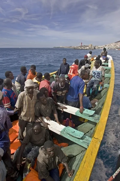 Hiszpańska straż przybrzeżna przechwytuje nieopodal Teneryfy tradycyjną łódź rybacką wypełnioną migrantami, 24 października 2007 roku.