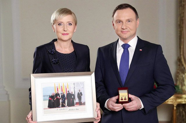 Pierwsza dama znów "wygrywa internety"? Sprezentowała WOŚP zdjęcie, które rozbawiło Polaków.