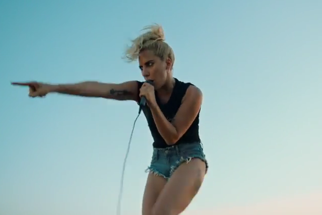 Oto nowa Gaga - zakochana w klasyce rockmanka.