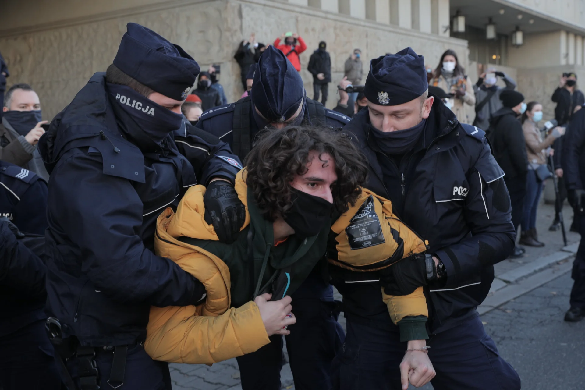 Na zdjęciu 17-letni Janek, którego policja przez całą noc trzymała w areszcie po proteście przed Sądem Okręgowym w Warszawie. #JanRadziwon. 17-letni Janek spędził całą noc w policyjnym areszcie po proteście przed Sądem Okręgowym