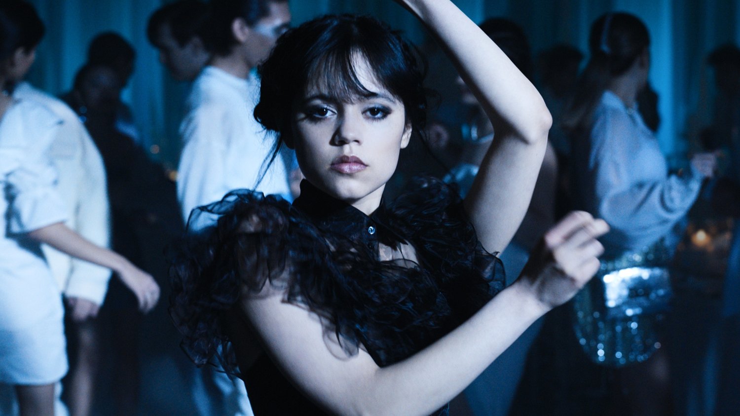 Jenna Ortega spędzała na planie zdjęciowym do "Wednesday" prawie 14 godzin dziennie. Potem wracała do domu i uczyła się m.in. gry na wiolonczeli. Jenna Ortega spędzała na planie zdjęciowym do "Wednesday" prawie 14 godzin dziennie. Potem wracała do domu i uczyła się m.in. gry na wiolonczeli.