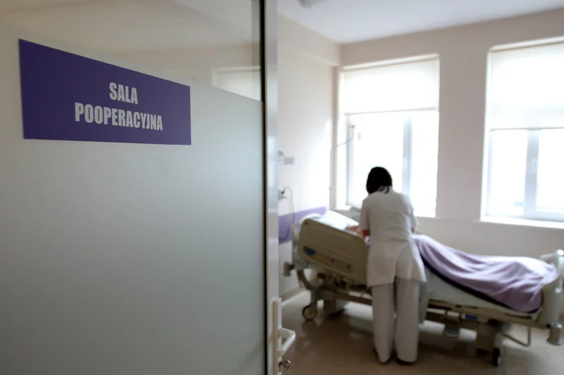 Pacjenci szpitali onkologicznych nie mogą wychodzić z budynku szpitala. Wstrzymane zostały też odwiedziny.