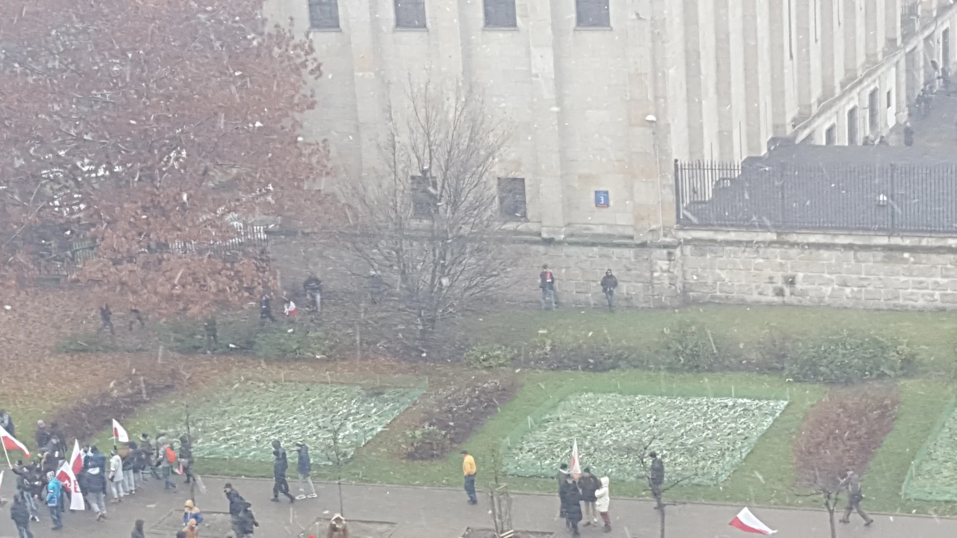 Oddawanie moczu pod Muzeum Narodowym.
