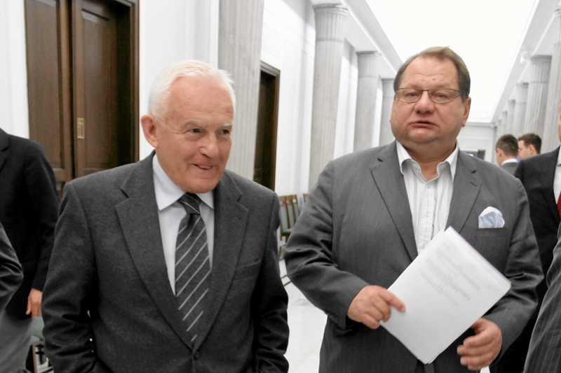 Na zdjęciu posłowie SLD, od lewej: Leszek Miller, Ryszard Kalisz
