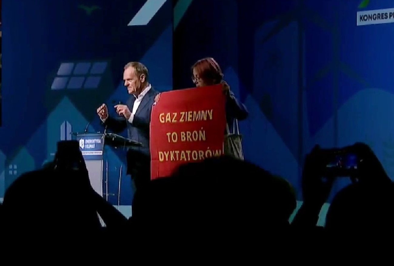 Przerwała wiec Donalda Tuska. Aktywistka weszła na scenę z wielkim banerem