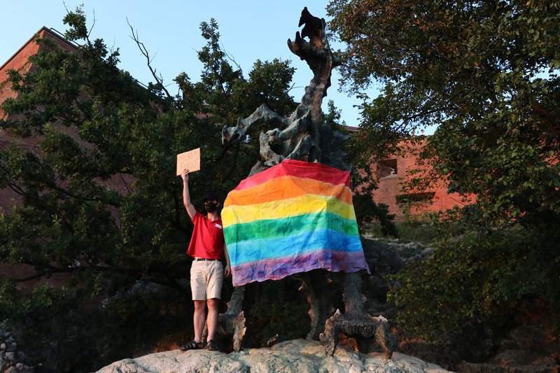 Mężczyzna, który powiesił flagę tęczową na Smoku Wawelskim, nie usłyszy zarzutów?