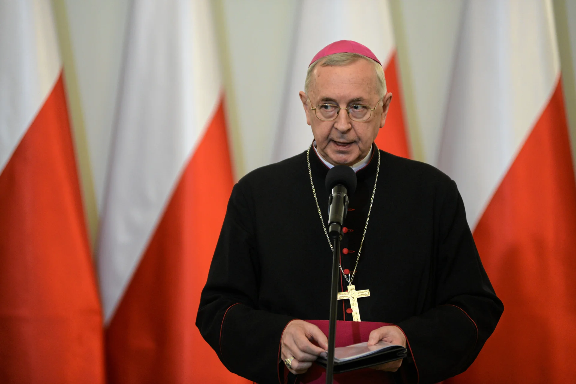 Przewodniczący KEP abp Stanisław Gądecki odniósł się do protestów przed kościołami.