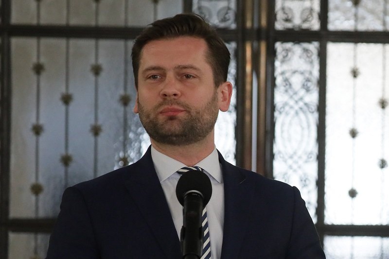 Kamil Bortniczuk namawia posłów, by poparli pomysł Porozumienia ws. wyborów.