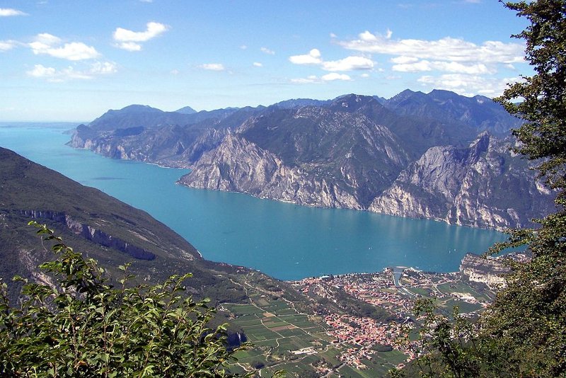 Lago di Garda, największe jezioro we Włoszech, to jeden z "klejnotów" winiarskiego regionu Veneto
