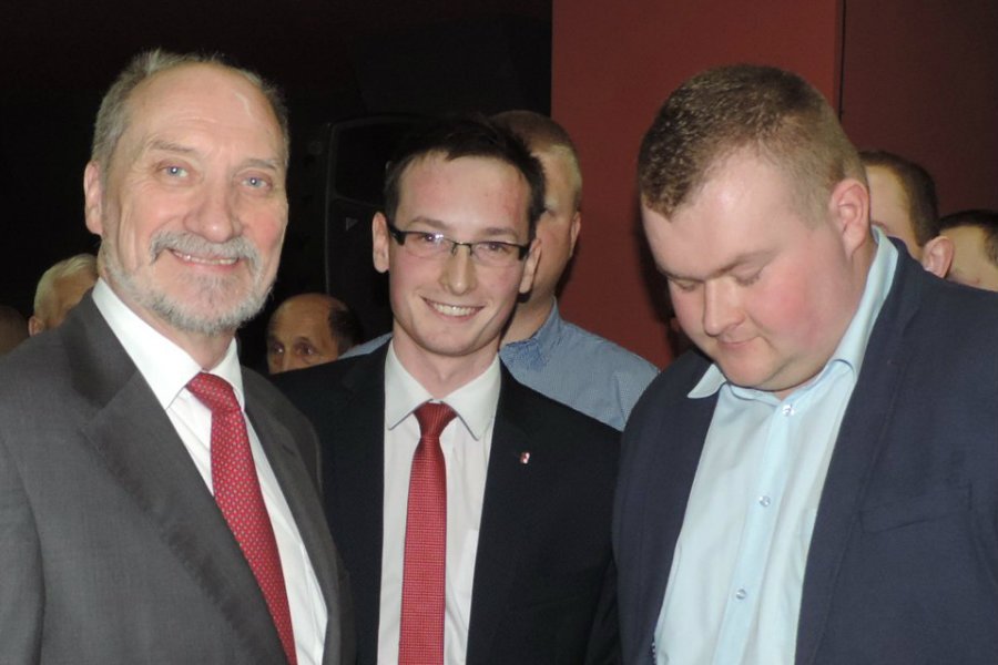 Kamil Gniatkowski (w środku) to nowy człowiek Antoniego Macierewicza. Pełni obowiązki szefa jego biura poselskiego.